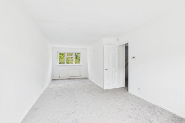 4 James Close, Marlow photo 4