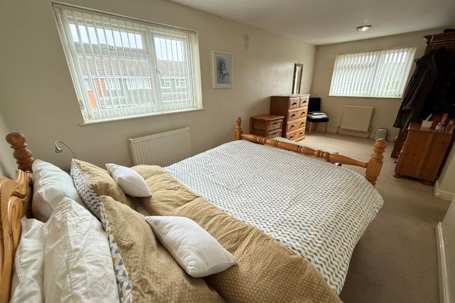 35 Salters Way, Dunstable, Bedfordshire photo 3