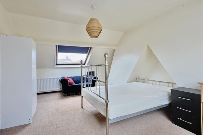 4-bed flat on Hazelwood Avenue, Newcastle Upon Tyne, £2,600/mo