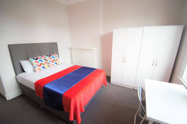 Thumbnail Room to rent in James Avenue, London