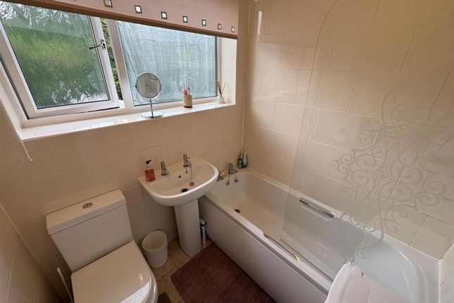 35, Broughton Avenue, Bradford photo 4