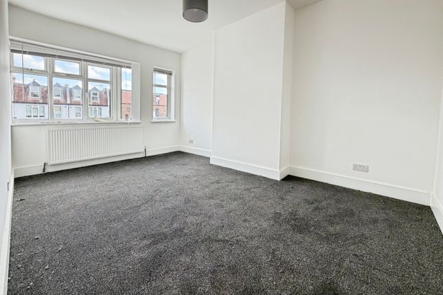 Flat, 430A, Staines Road, Feltham photo 4