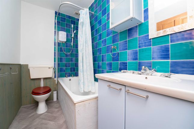 Flat for sale in Highland Avenue, London