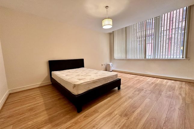 Flat to rent in Hilton Street, Manchester