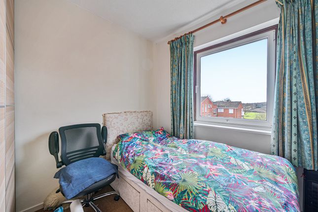 27, Roundhedge Way, Enfield photo 4