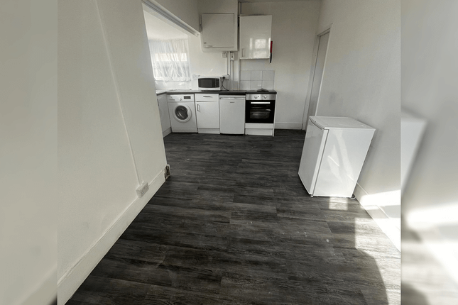 Flat to rent in Oakdale Avenue, Northwood