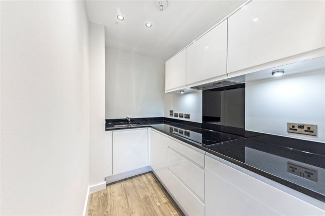 28 Viscount House, 8, Lakeside Drive, London photo 4