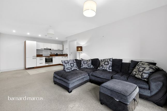 Flat 32, Apsley House, 2, Holford Way, London photo 2