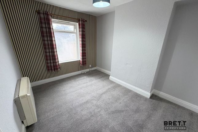 Flat 2, 4, Marble Hall Road, Milford Haven photo 4