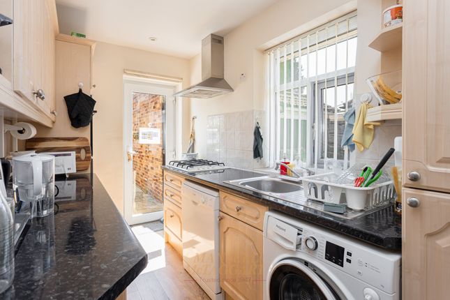 22 Smallmead, Horley photo 3