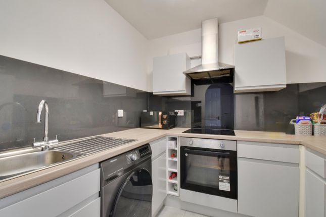 Thumbnail Flat to rent in Rochester Drive, Watford, Hertfordshire