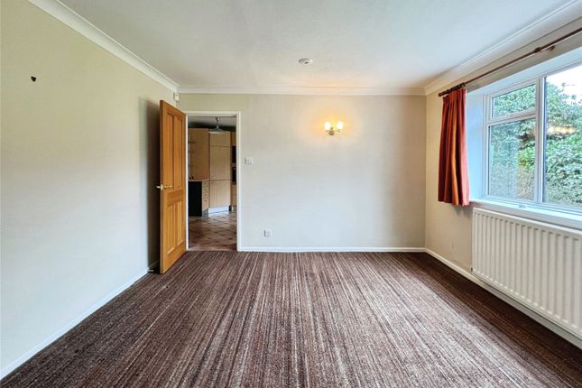 2, Queens Close, Leamington Spa photo 4