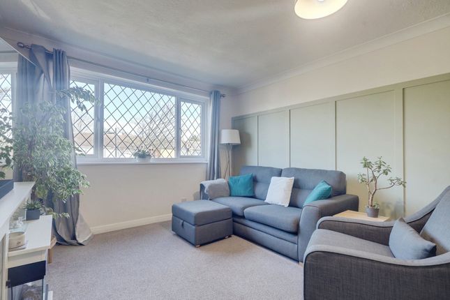 Flat Flat 4, 25, Queen Annes Drive, Westcliff-on-sea photo 2