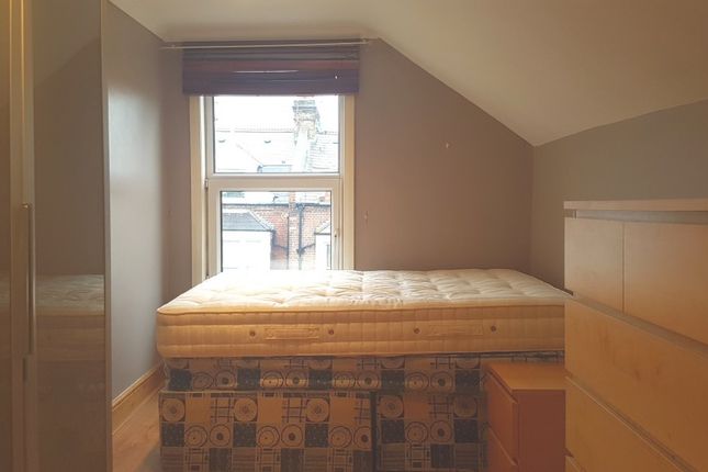 Flat to rent in Lower Richmond Road, London