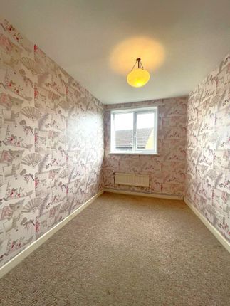 Maisonette to rent in Old Farm Road, London
