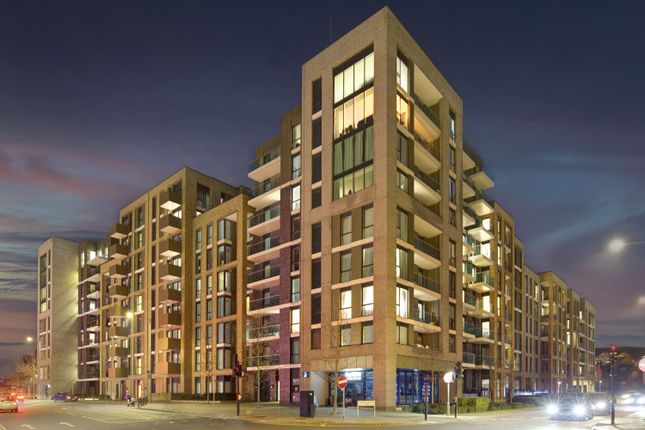 Thumbnail Flat for sale in Queenshurst Square, Kingston Upon Thames