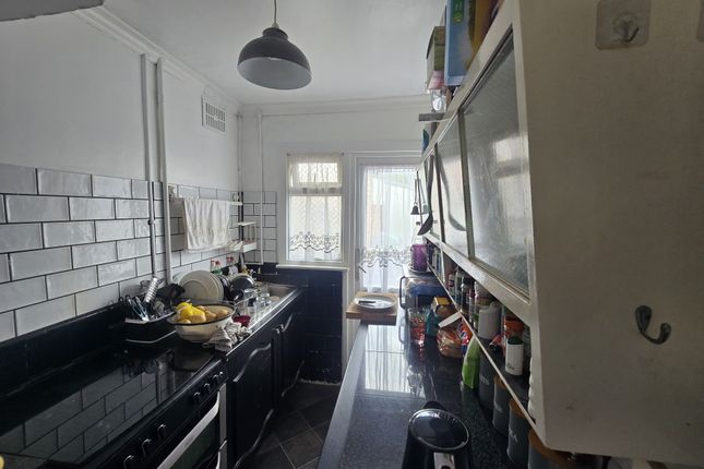 31, Waye Avenue, Hounslow photo 4