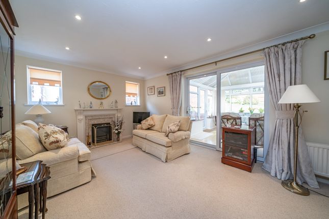 3 Careys Croft, Berkhamsted photo 3