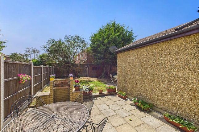 18, Second Avenue, Walton-On-Thames photo 3