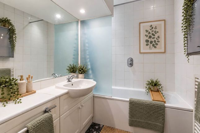 Flat 17, Wilton Road, London photo 4