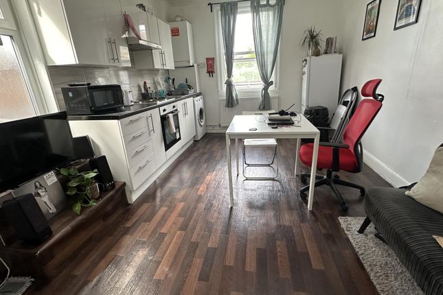 Flat to rent in Green Lanes, Haringey