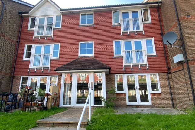 Flat to rent in Tuscany Gardens, Crawley, West Sussex