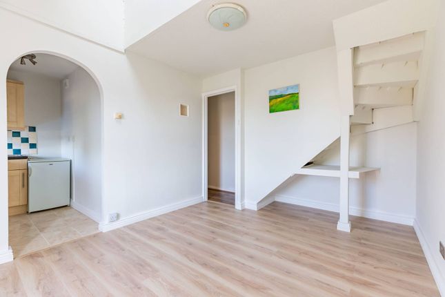 Thumbnail Flat to rent in Pilgrims Close N13, Palmers Green, London,