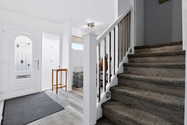 8 Redwood Road, Holytown photo 4