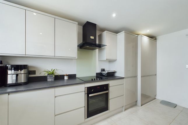 2, Bullbrook Drive, Bracknell photo 2