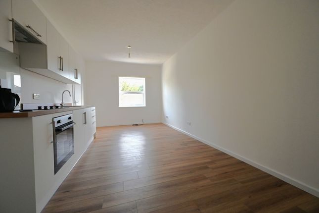 Flat 2, Woodbine Court, Bognor Regis photo 3