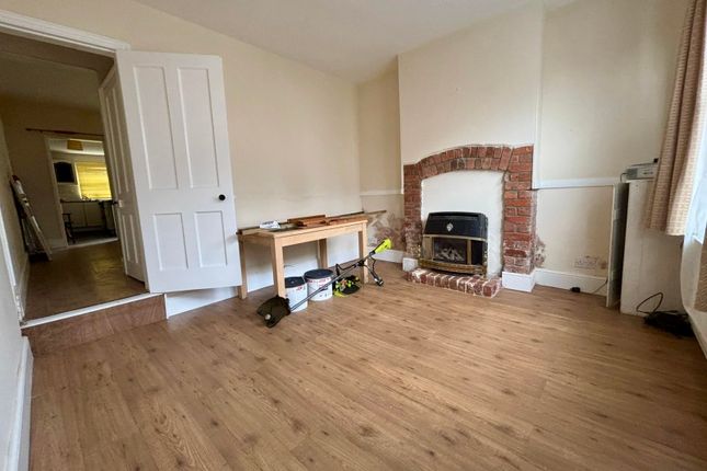 2-bed house on 62, ALFRETON, £700/mo