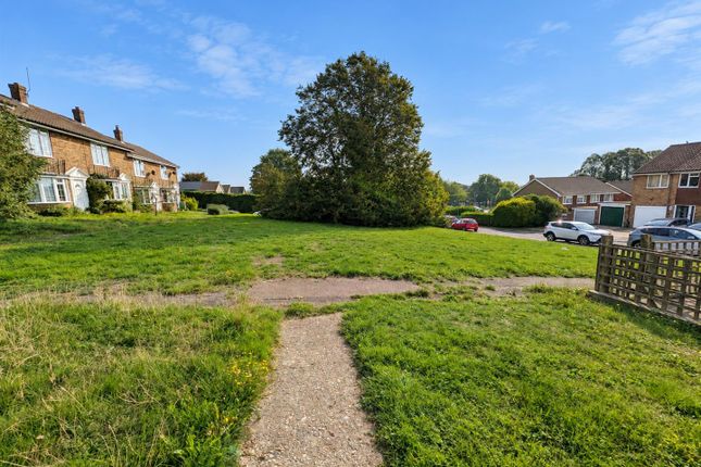 12, Larnach Close, Uckfield photo 2