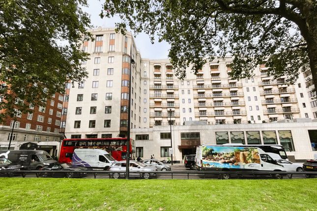 Flat to rent in Park Lane, London
