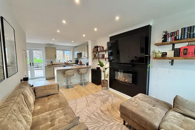 Crowden Drive, Glossop photo 3