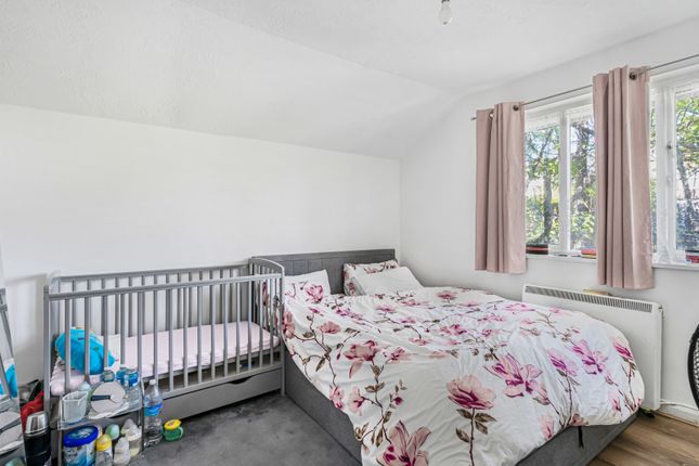 2, Broster Gardens, London photo 4