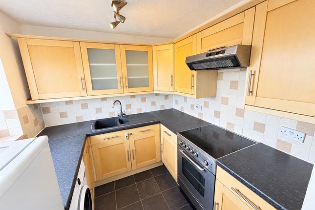 41, Bull Close, Grays photo 5