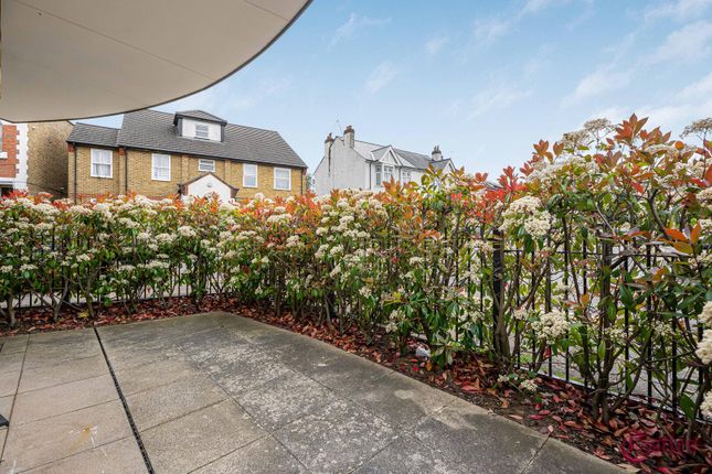Flat 3, Emerald Apartments, 32 Ewart Grove, London photo 4