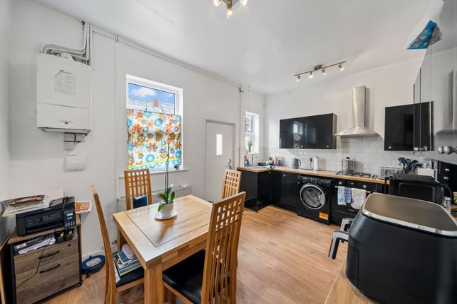 12 Astley Street, Leigh photo 3