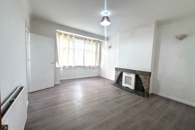 Flat to rent in Chigwell Road, Woodford Green