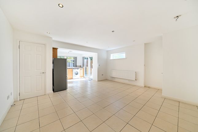 Parkfield Avenue, Uxbridge photo 3