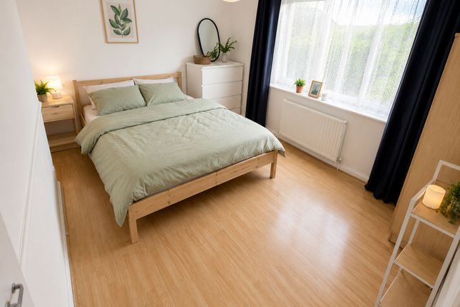 3-bed flat on 4 Green Gates, Luton, £1,350/mo