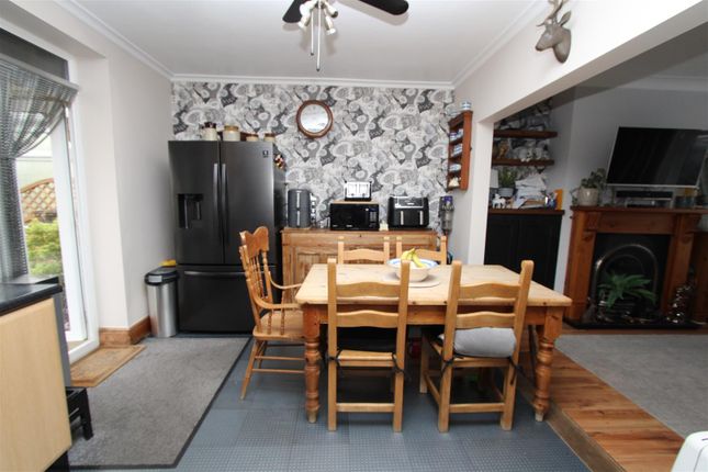 1, Leafield Avenue, Bradford photo 5