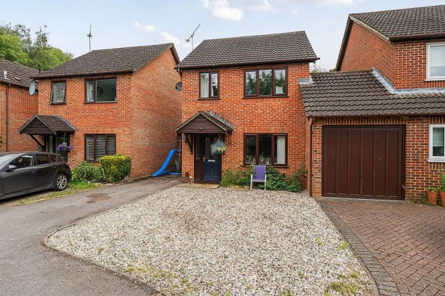 Link-detached house for sale in Vermont Woods, Finchampstead, Wokingham, Berkshire