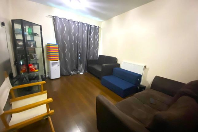 62, Featherstone Court, Southall photo 3