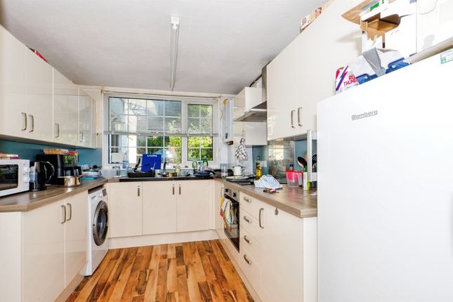 29, Somner Close, Canterbury photo 3