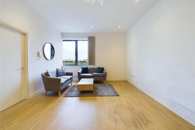 Thumbnail Flat to rent in Riverbank Way, Brentford