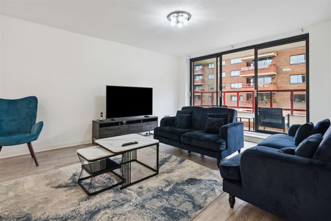 Thumbnail Flat for sale in Warwick House, Windsor Way, London