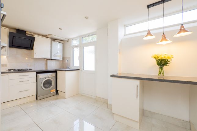 468, Gander Green Lane, Sutton photo 2