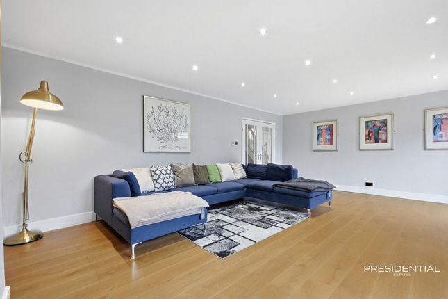 67a, Grove Hill, London photo 2