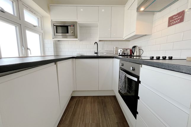 Flat 3, 28, Vicarage Farm Road, Hounslow photo 4